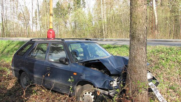 Starší řidič nezvládl řízení a sjel do příkopu, kde jízdu přerušil strom