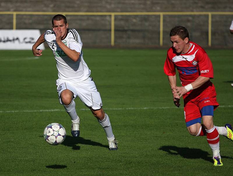 Fotbalisté Karviné (v bílém) prohráli doma s Varnsdorfem 0:1.