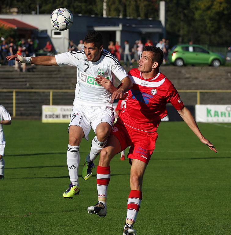 Fotbalisté Karviné (v bílém) prohráli doma s Varnsdorfem 0:1.