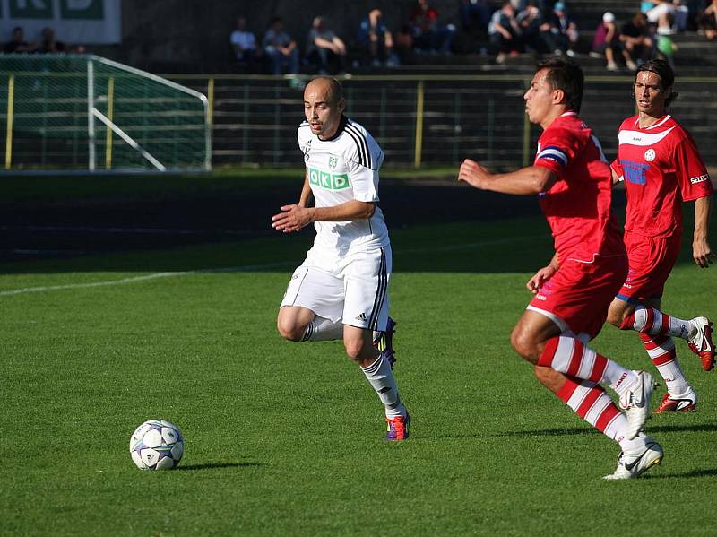 Fotbalisté Karviné (v bílém) prohráli doma s Varnsdorfem 0:1.