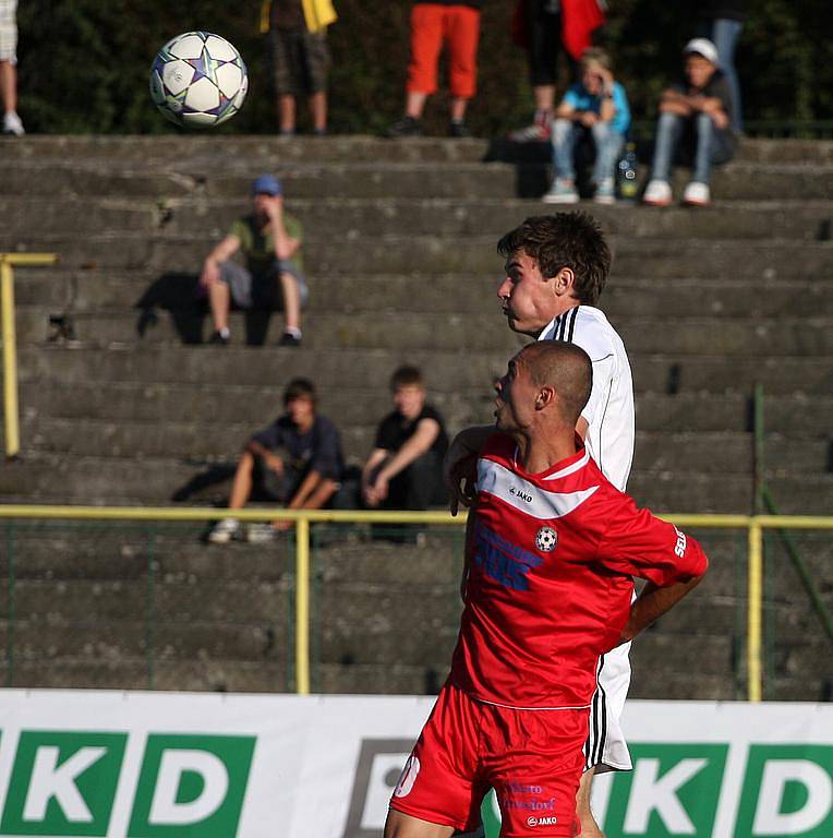 Fotbalisté Karviné (v bílém) prohráli doma s Varnsdorfem 0:1.