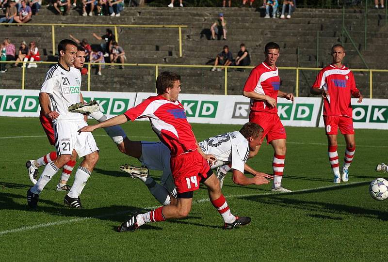 Fotbalisté Karviné (v bílém) prohráli doma s Varnsdorfem 0:1.
