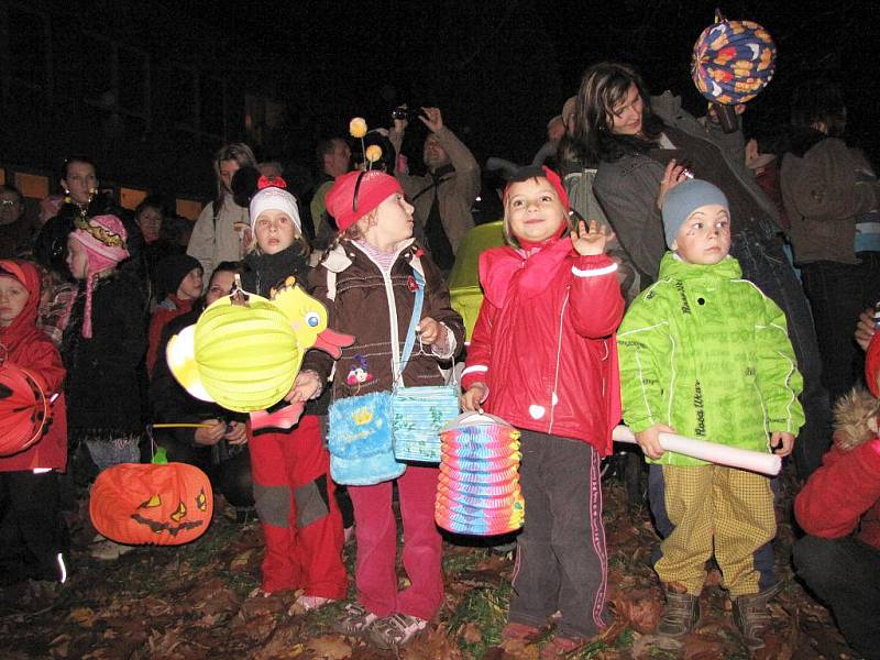 Každoročnímu uspávání broučků předcházel lampionový průvod