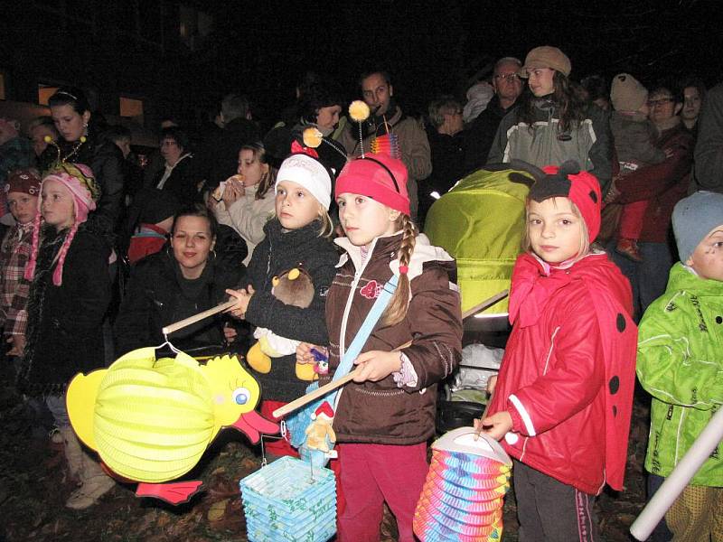 Každoročnímu uspávání broučků předcházel lampionový průvod