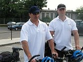 Cyklisté Petr Podstawka a Petr Wiechec 