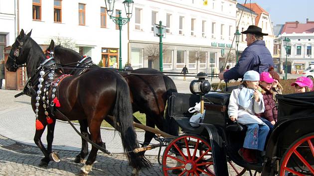 Lidé se mohou nechat povozit centrem Karviné v kočáře