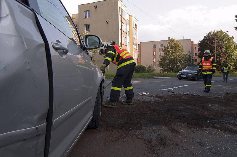 Dopravní nehoda osobního a dodávkového vozu na Okrajové ulici v Havířově