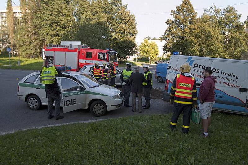 Dopravní nehoda osobního a dodávkového vozu na Okrajové ulici v Havířově