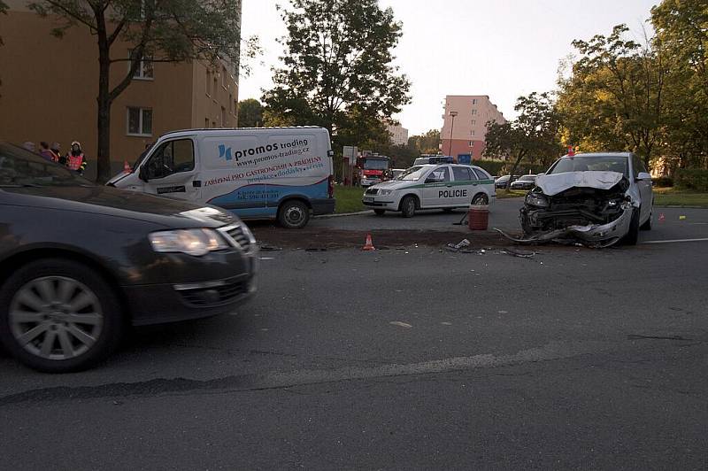 Dopravní nehoda osobního a dodávkového vozu na Okrajové ulici v Havířově