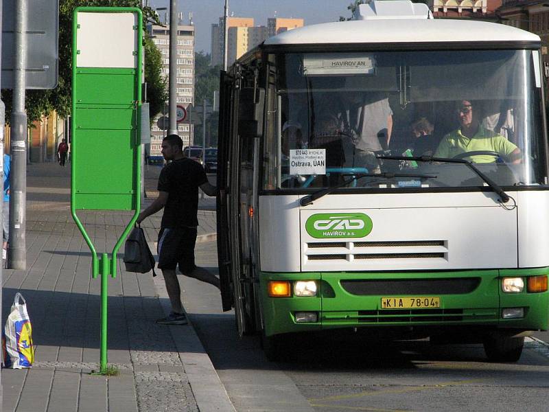 Přestože řidiči havířovského ČSAD stávkovali, lidé se autobusů dočkali. Havířovské jezdily s delšími intervaly a dopravu zajistily také spoje jiných společností.