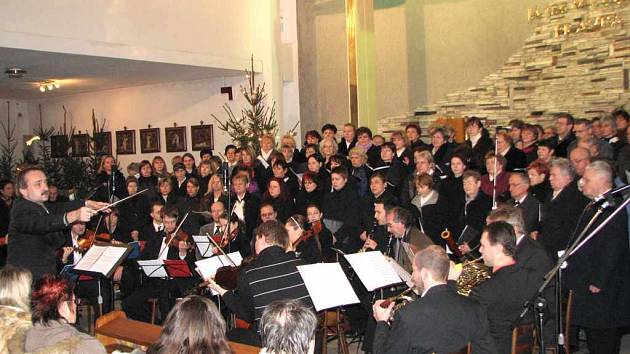 V kostele sv. Anny vystoupil velký smíšený pěvecký sbor a orchestr.