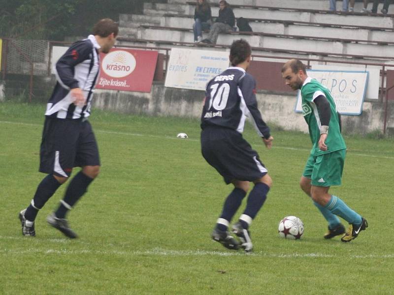 Jan Zoller (v zeleném) u míče. To znamená velké nebezpečí pro obranu Horní Suché.