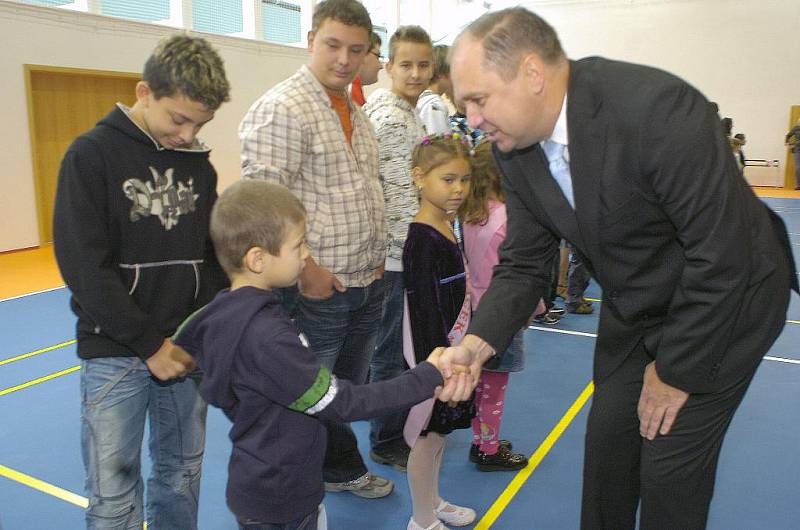 V Karviné byla po roční rekonstrukci, která probíhala za provozu, slavnostně otevřena základní škola Mendelova