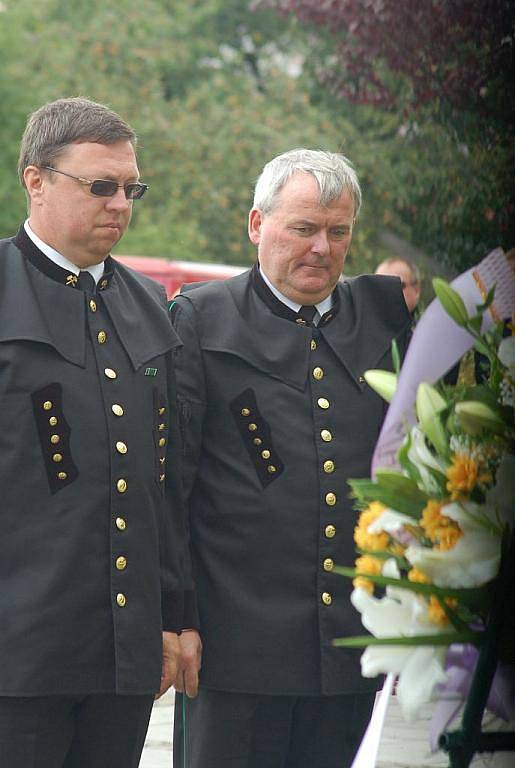 V Karviné v sobotu probíhají tradiční Hornické slavnosti. Jejich úvod obstaral vzpomínkový akt na horníky padlé při výkonu povolání. U sochy horníka na Univerzitním náměstí položili květiny a věnce zástupci města, OKD a hornických spolků.