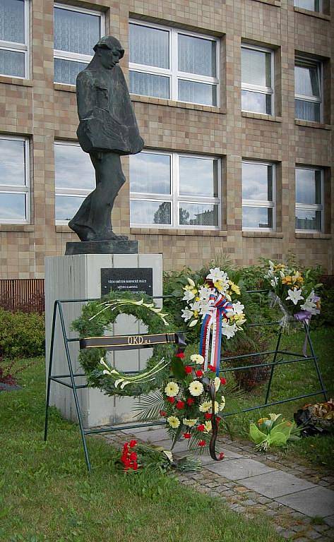 V Karviné v sobotu probíhají tradiční Hornické slavnosti. Jejich úvod obstaral vzpomínkový akt na horníky padlé při výkonu povolání. U sochy horníka na Univerzitním náměstí položili květiny a věnce zástupci města, OKD a hornických spolků.