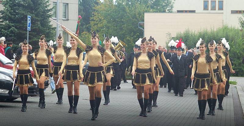 V Karviné v sobotu probíhají tradiční Hornické slavnosti. Jejich úvod obstaral vzpomínkový akt na horníky padlé při výkonu povolání. U sochy horníka na Univerzitním náměstí položili květiny a věnce zástupci města, OKD a hornických spolků.