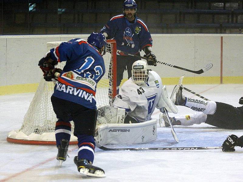 Derby mezi Karvinou (v modrém) a Havířovem přineslo zajímavý hokej. O vítězi rozhodly až nájezdy.