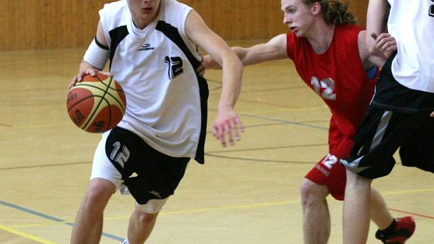 Basketbalisté Karviné (vlevo Tomáš Hamrus) brzy začnou soutěž kategorie U20, tzv. mladých mužů.