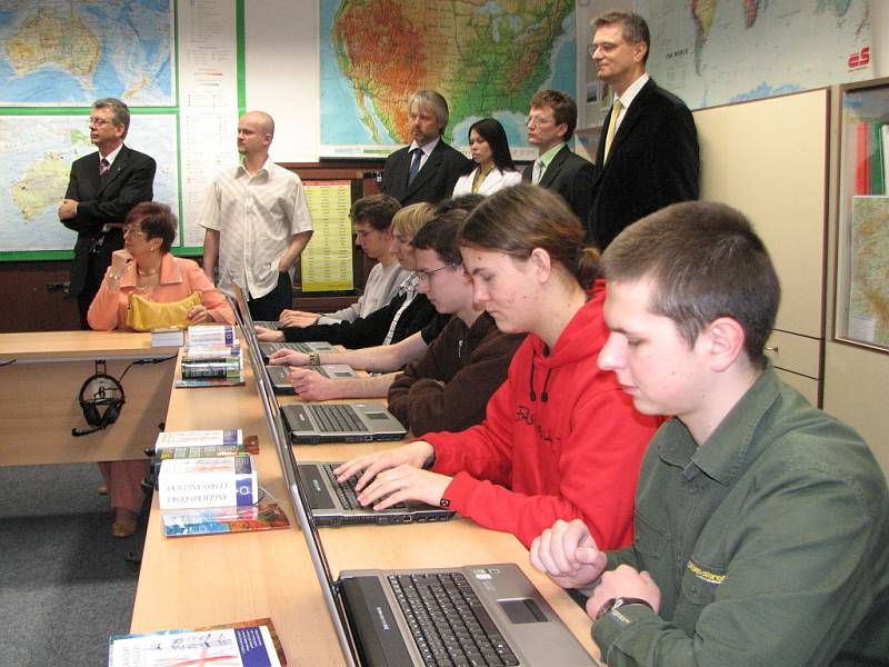 Studenti si mohli nové laptopy z mobilního boxu hned vyzkoušet.