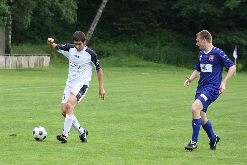 Fotbalisté Horní Suché (v bílém) vybojovali záchranu.