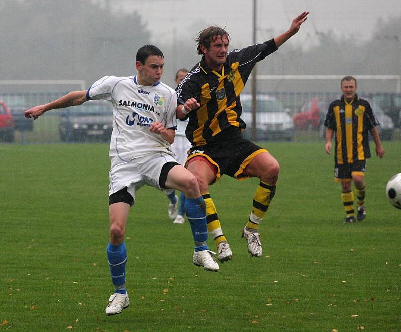 Petrovice (v bílém) zdolaly doma Český Těšín hladce 4:0.