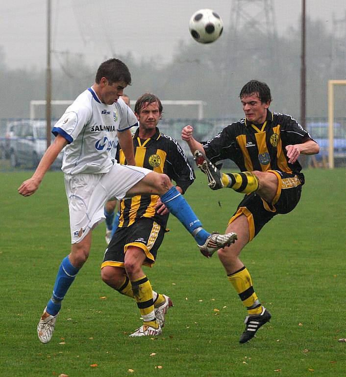 Petrovice (v bílém) zdolaly doma Český Těšín hladce 4:0.