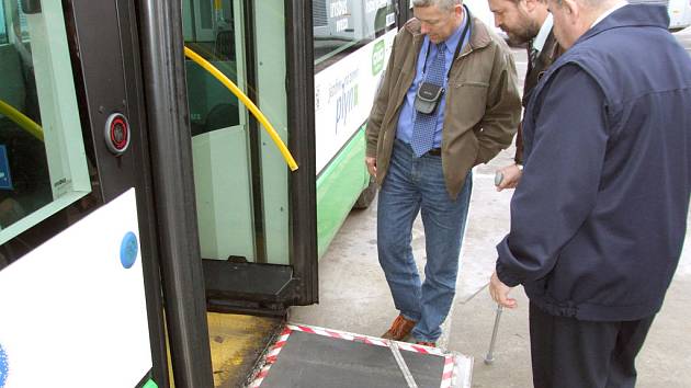 Autobus s plošinou pro vozíčkáře