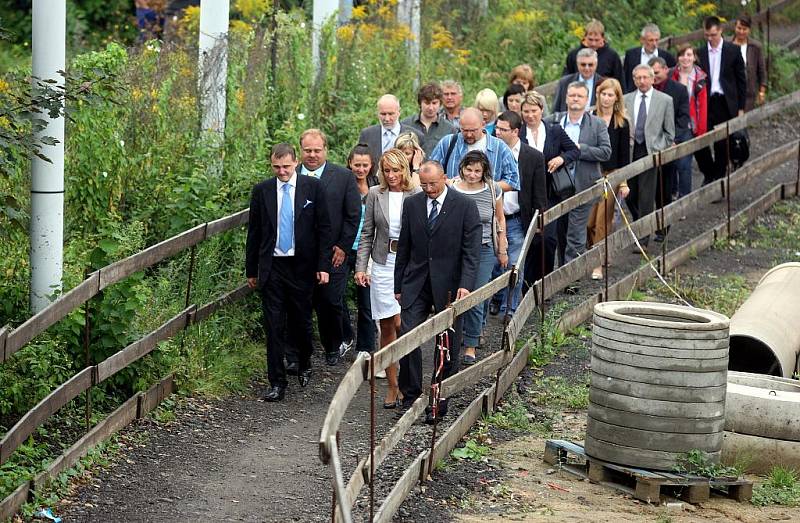 Ministr dopravy Vít Bárta navštívil Bohumín a nechal si ukázat rozestavěný most ve Skřečoni