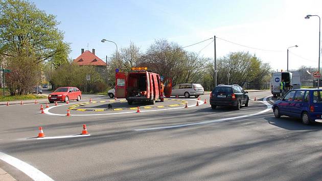 Stavba kruhového objezdu na křižovatce ulic Polská, Ciolkovského a Božkova