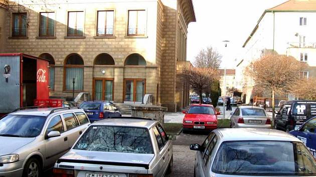 Zaparkovat vůz na ulici Alšově je většinou problém.