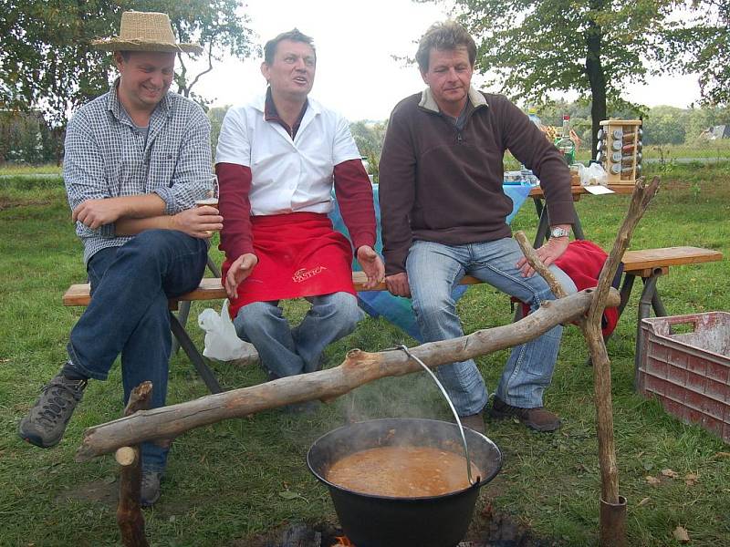 V kulinářské soutěži o nejlepší kotlíkový guláš se utkali místní z Chotěbuzi.