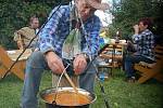 V kulinářské soutěži o nejlepší kotlíkový guláš se utkali místní z Chotěbuzi.