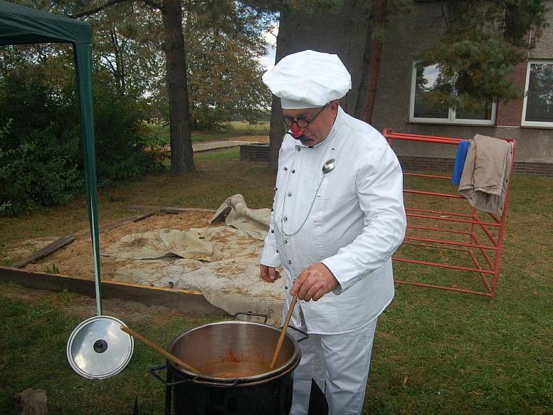 V kulinářské soutěži o nejlepší kotlíkový guláš se utkali místní z Chotěbuzi.