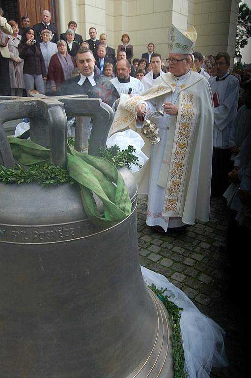 V Orlové byly slavnostně vysvěceny a vyvěšeny nové zvony.