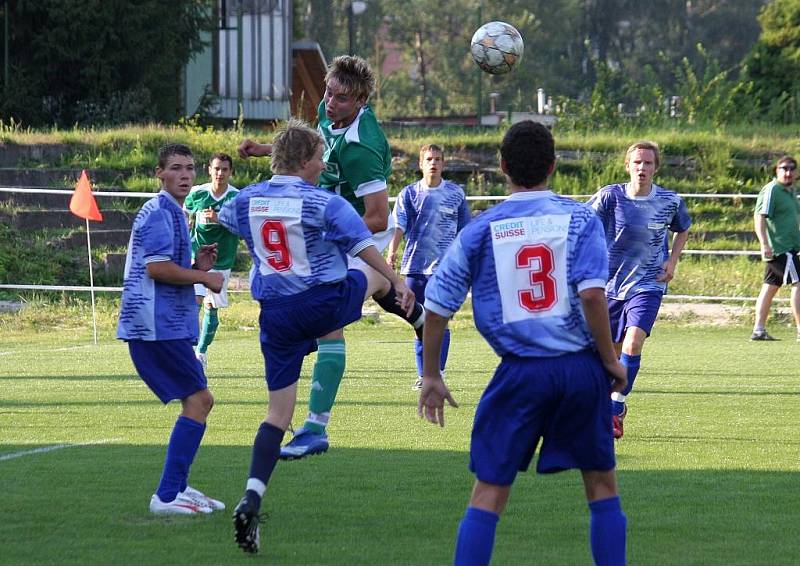 Karvinští mladší dorostenci kategorie U 17 (zelené dresy) si poradili s Hranicemi hladce 8:0.