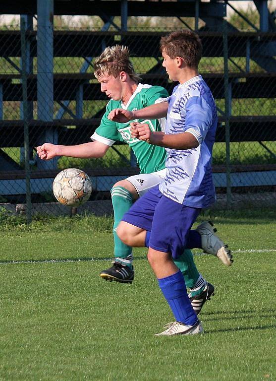 Karvinští mladší dorostenci kategorie U 17 (zelené dresy) si poradili s Hranicemi hladce 8:0.