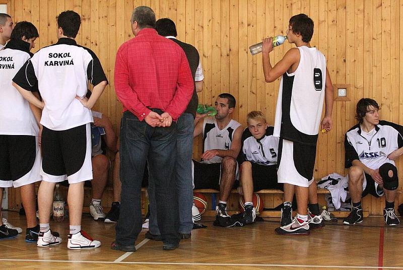 Basketbalisté si vybírají oddechový čas.