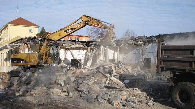 Demolice bývalé školní jídelny v centru Havířova