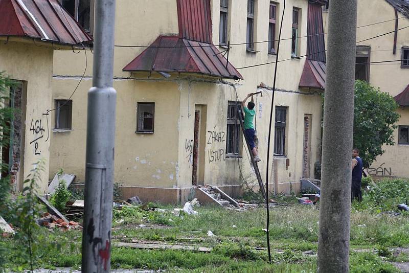 Přestože už obyvatelé domů z karvinské Vagonky téměř všichni přestěhováni a lokalitu čeká v nejbližších dnech demolice, mezi baráky je stále čilý ruch. Začali se totiž o ně zajímat sběrači plechu a starého železa.