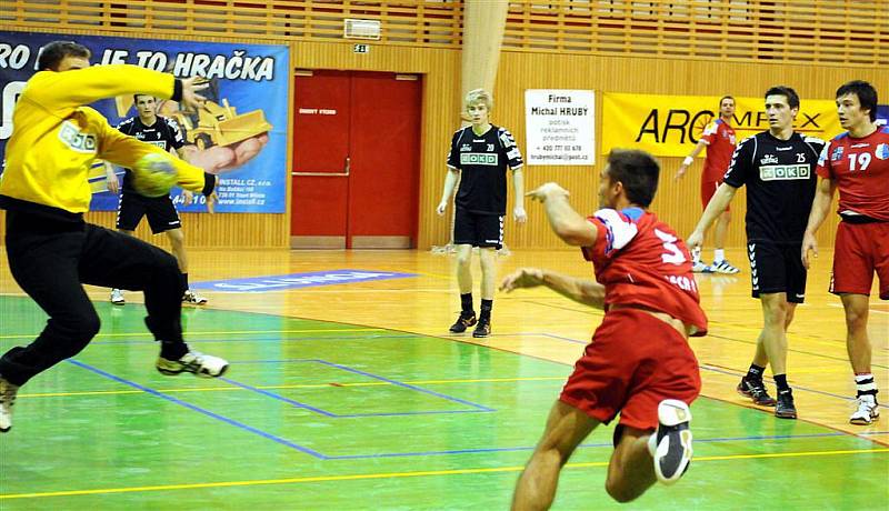 Karvinští házenkáři (v černém) podlehli v derby Frýdku-Místku.