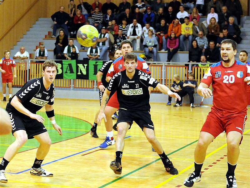 Karvinští házenkáři (v černém) podlehli v derby Frýdku-Místku.