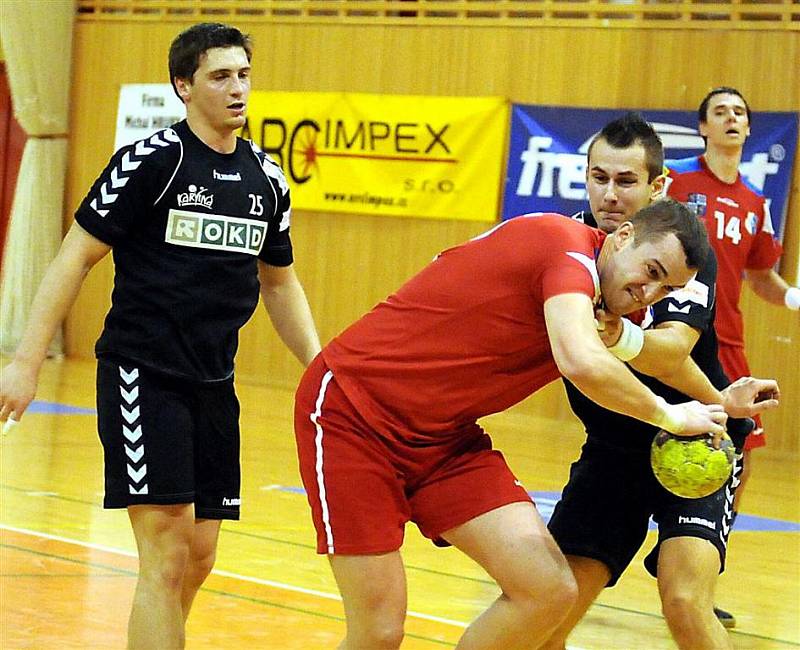 Karvinští házenkáři (v černém) podlehli v derby Frýdku-Místku.