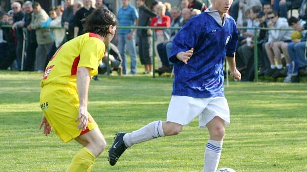 Bohumínští fotbalisté (v modrém) finišují s letní přípravou.