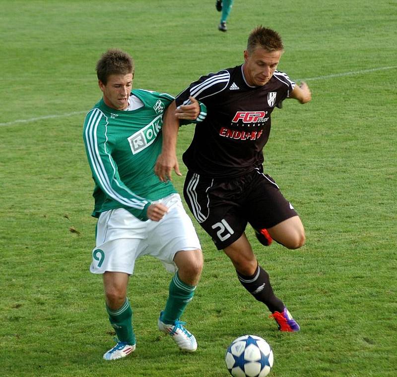 Lukáš Bartošák (vlevo) bojuje o míč.