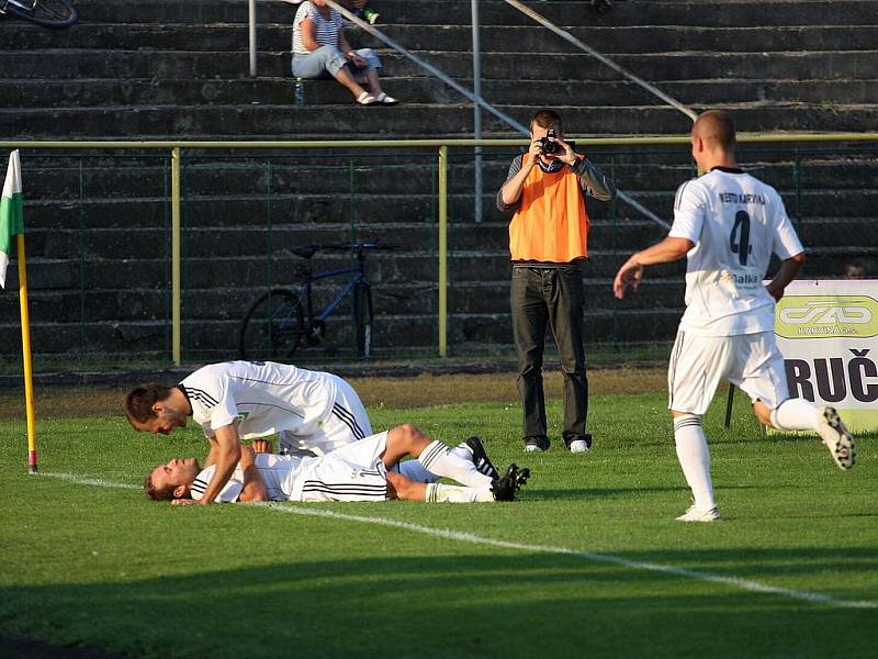 Karvinští fotbalisté se radují po třetím gólu do opavské sítě.