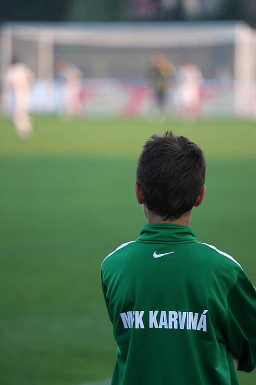 Karvinští fotbalisté (v bílém) zdolali doma Opavu 4:1 a pokračují pohárem dál.