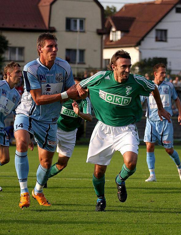 Karvinští fotbalisté (v zeleném) jsou prvním týmem II. ligy, který porazil Ústí nad Labem.