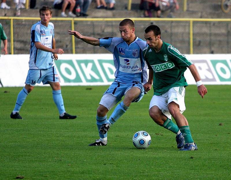 Karvinští fotbalisté (v zeleném) jsou prvním týmem II. ligy, který porazil Ústí nad Labem.