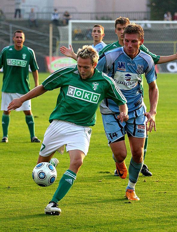 Karvinští fotbalisté (v zeleném) jsou prvním týmem II. ligy, který porazil Ústí nad Labem.