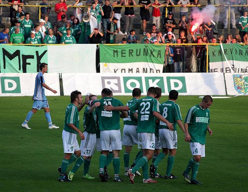 Karvinští fotbalisté (v zeleném) jsou prvním týmem II. ligy, který porazil Ústí nad Labem.